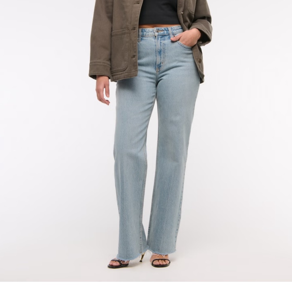 Abercrombie Curve Love High Rise 90s Relaxed Jean, Light raw hem, 25 0L, NWT